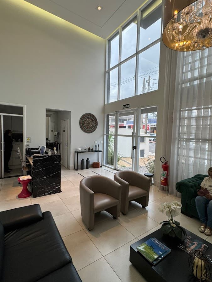 Paciente sorrindo após tratamento na Clínica Amalfi