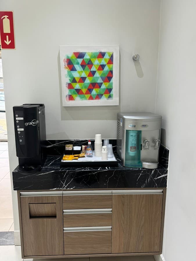 Área de recepção com decoração e máquinas de água