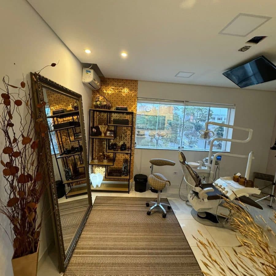 Consultório bem iluminado e decorado.