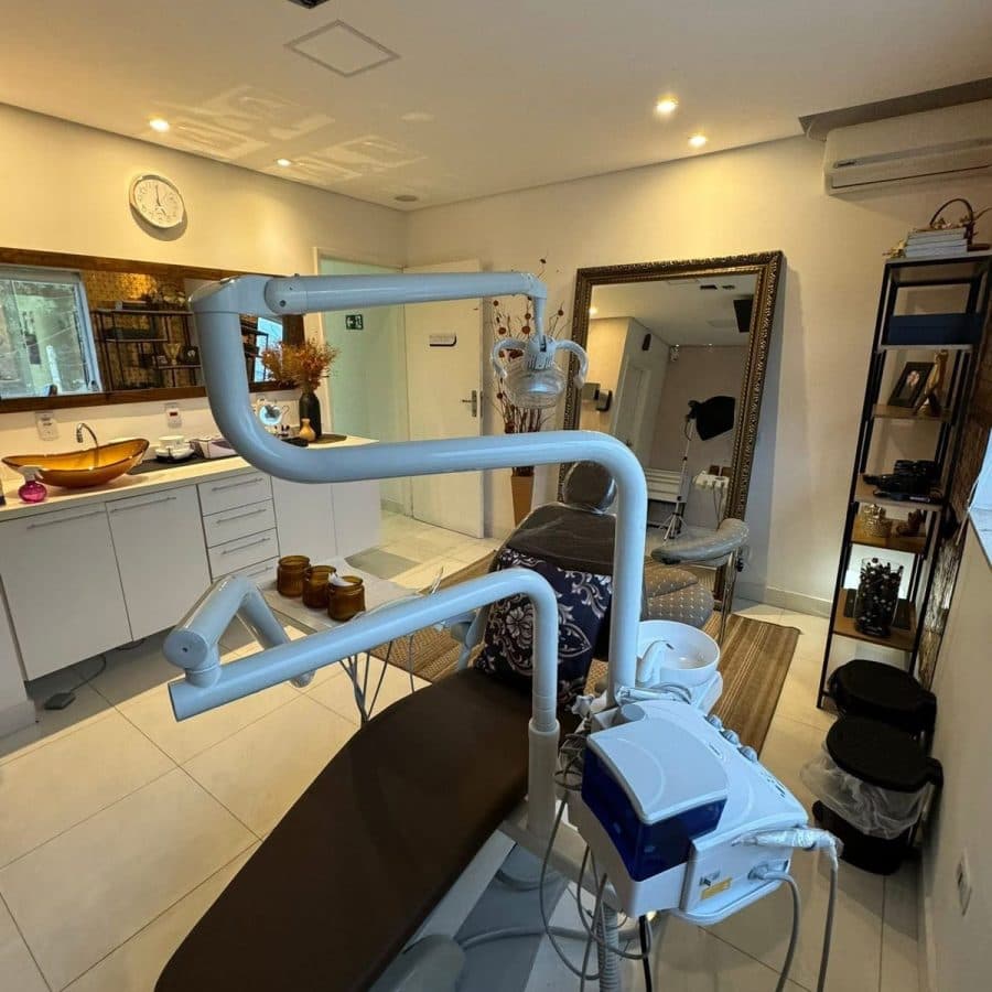 Consultório odontológico bem iluminado e organizado.